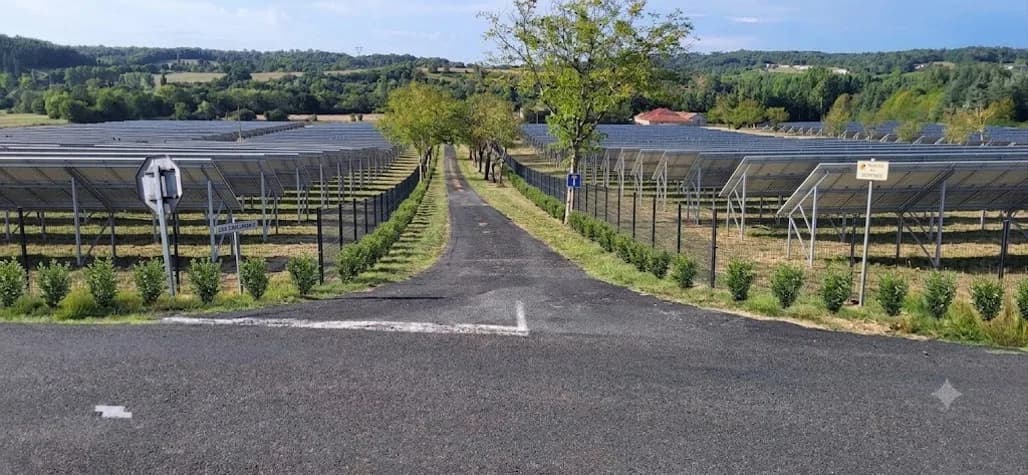 Photomontage du projet : le chemin rural des Gauteries encadré de clôtures et de panneaux photovoltaïques sur toute sa longueur