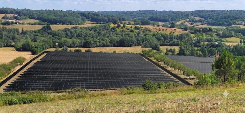 Photomontage du projet vu depuis le coteau : la totalité des parcelles recouverte de panneaux photovoltaïques sombres